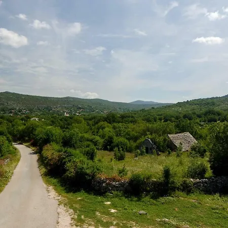 House Lucia Casa de Férias Brstanovo